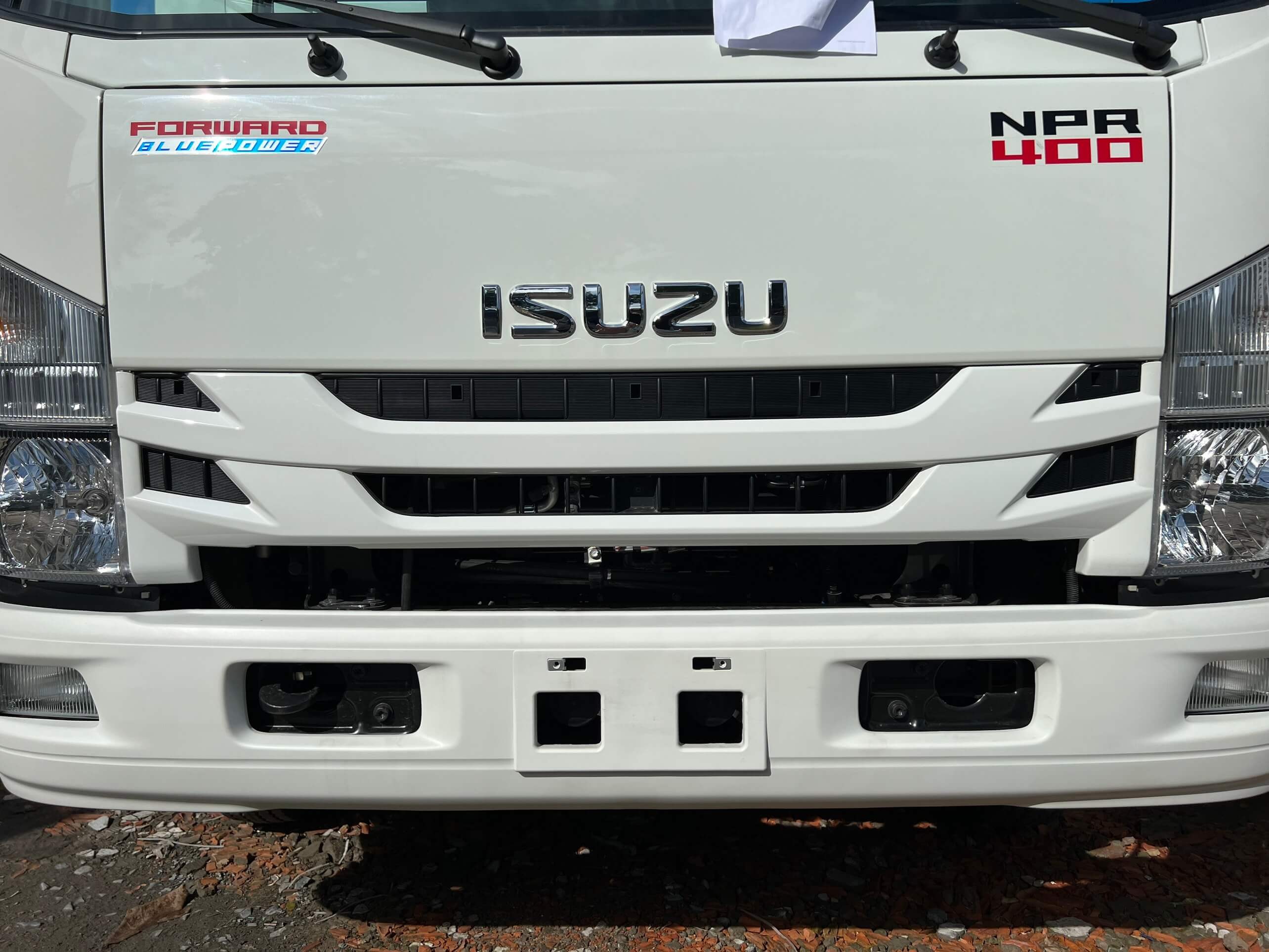 Mặt ga lăng vuông vức của xe tải Isuzu NPR 400