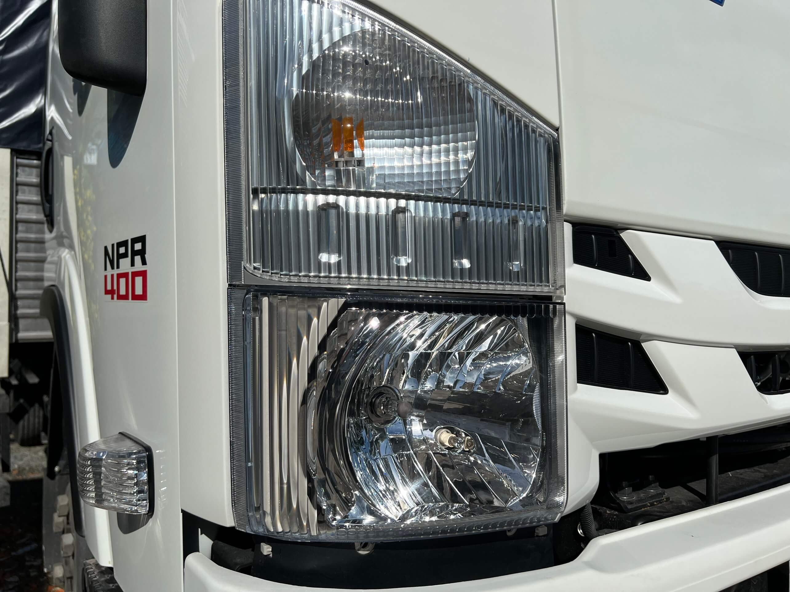 Cụm đèn pha Halogen của xe tải Isuzu NPR 400