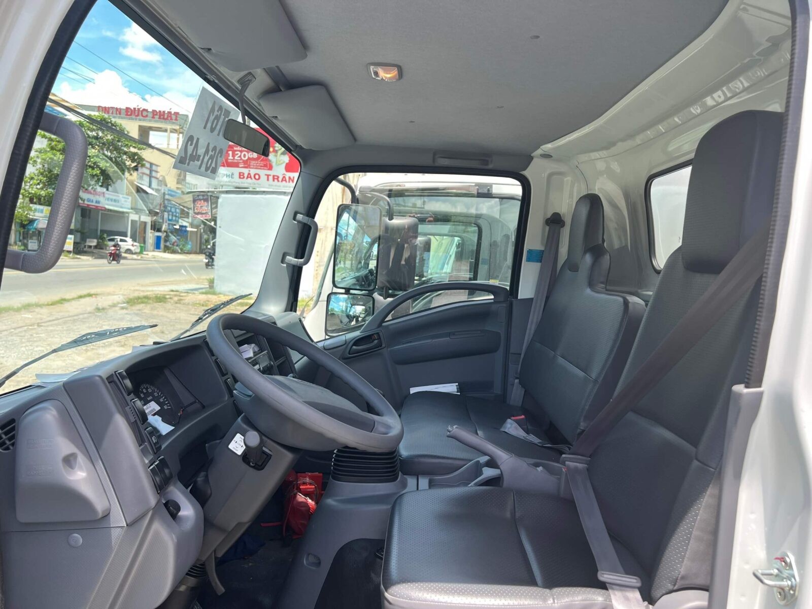alt text: Nội thất xe tải Isuzu 5 tấn