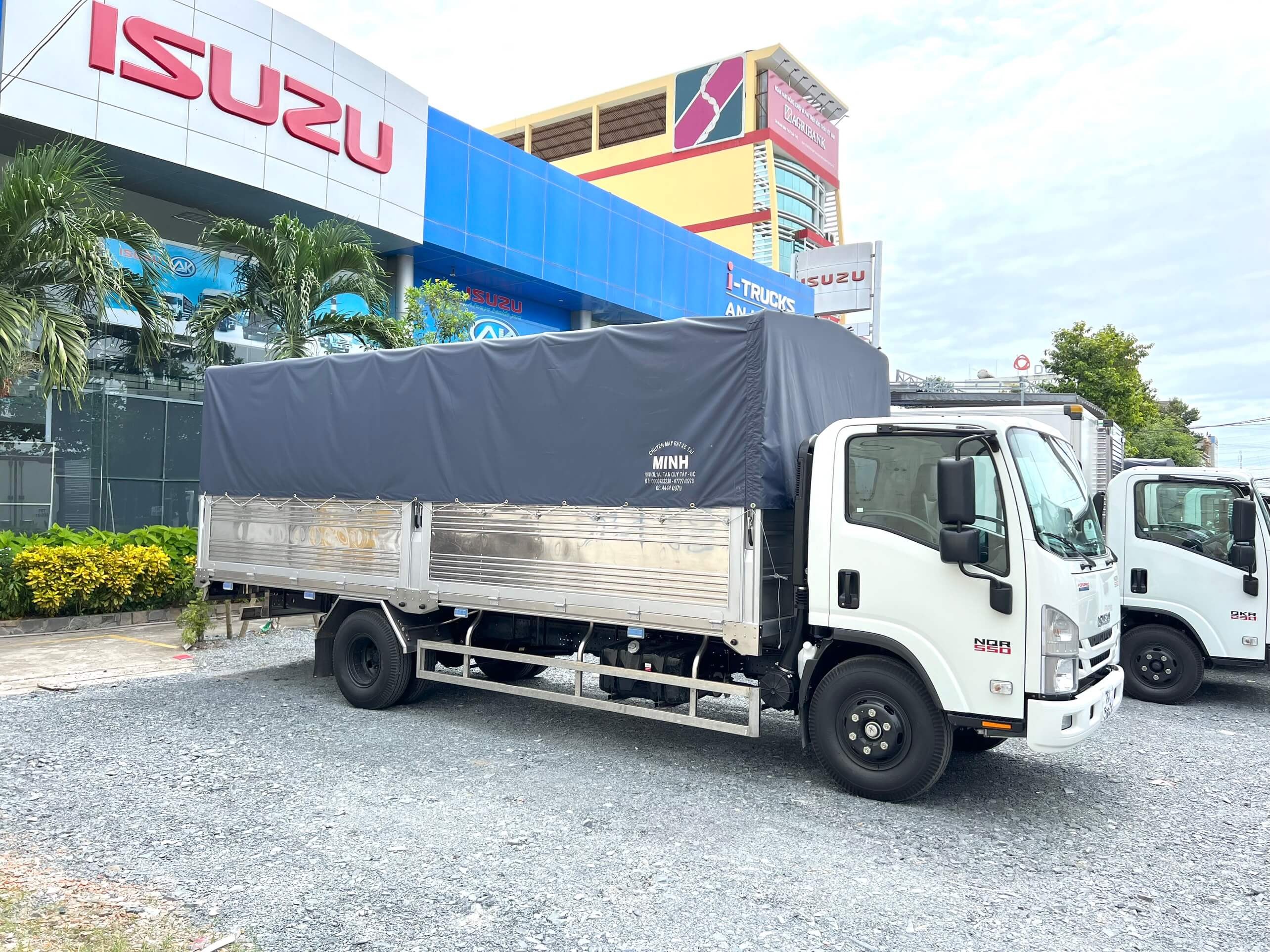 Xe tải Isuzu NQR 550 thùng mui bạt với nhiều kiểu dáng khác nhau