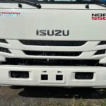 Mặt ga lăng xe tải Isuzu NQR 550 đời 2014 vuông vức và sang trọng