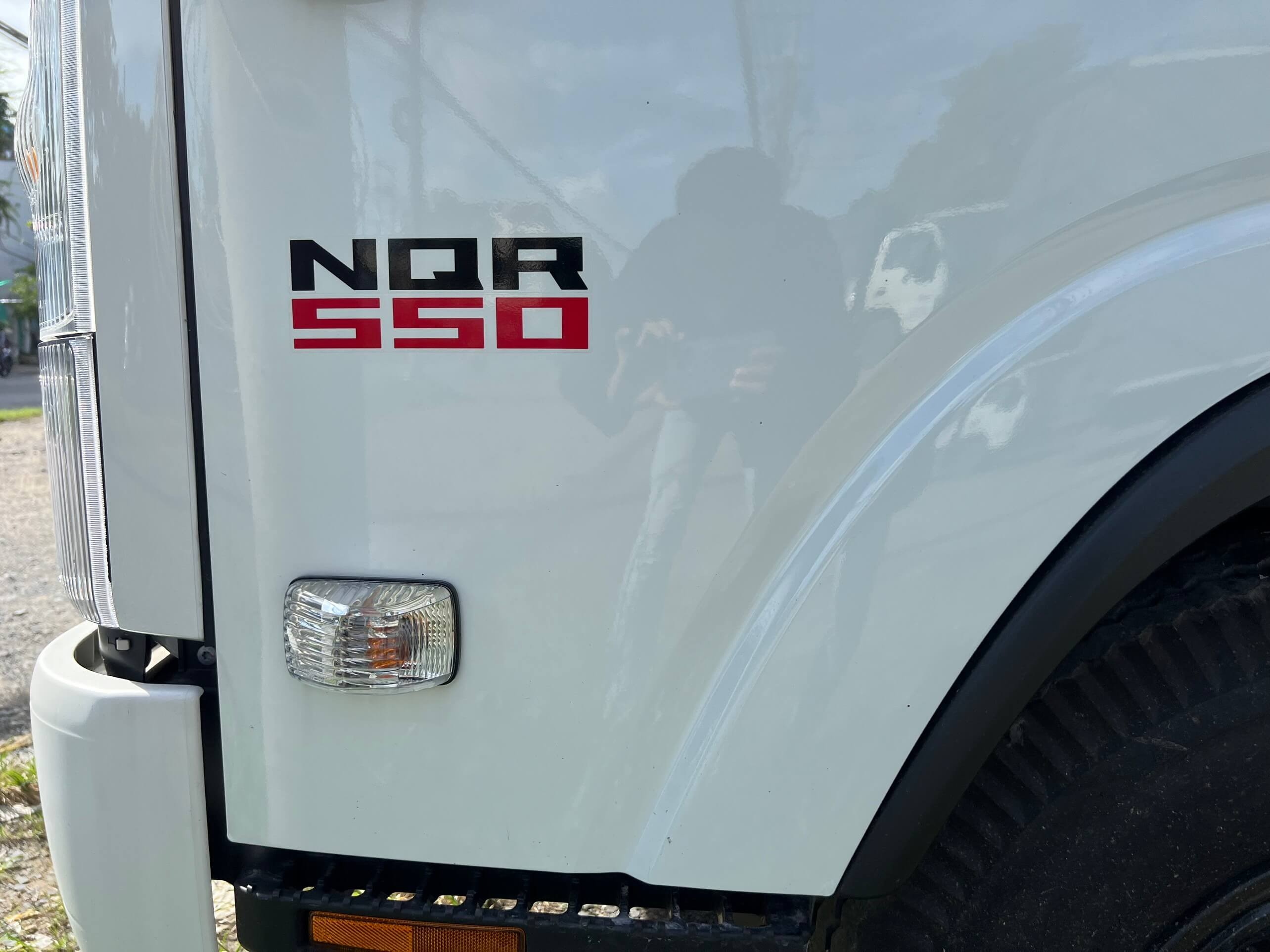 Tem logo Euro4 trang trí bên hông cabin xe tải Isuzu NQR 550