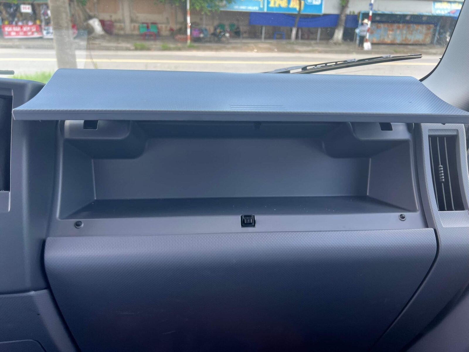 Hộc chứa đồ rộng rãi bên trong cabin xe tải Isuzu NQR 550