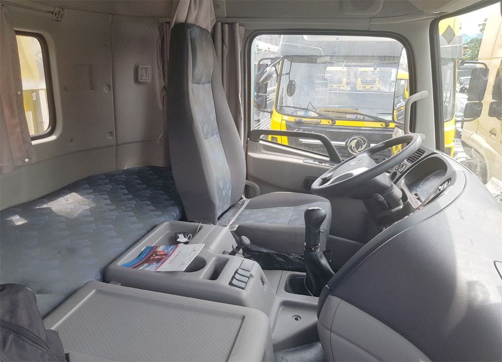 Innenraum des Fahrerhauses eines Dongfeng 4-Achser Tieflader LKW mit Lenkrad und Armaturenbrett