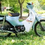 Xe 50cc chở hàng hóa trên đường phố