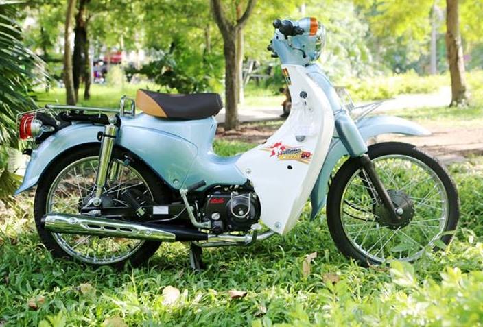 Xe 50cc chở hàng hóa trên đường phố