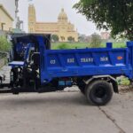 alt text: Hình ảnh xe ba gác chất hàng cồng kềnh