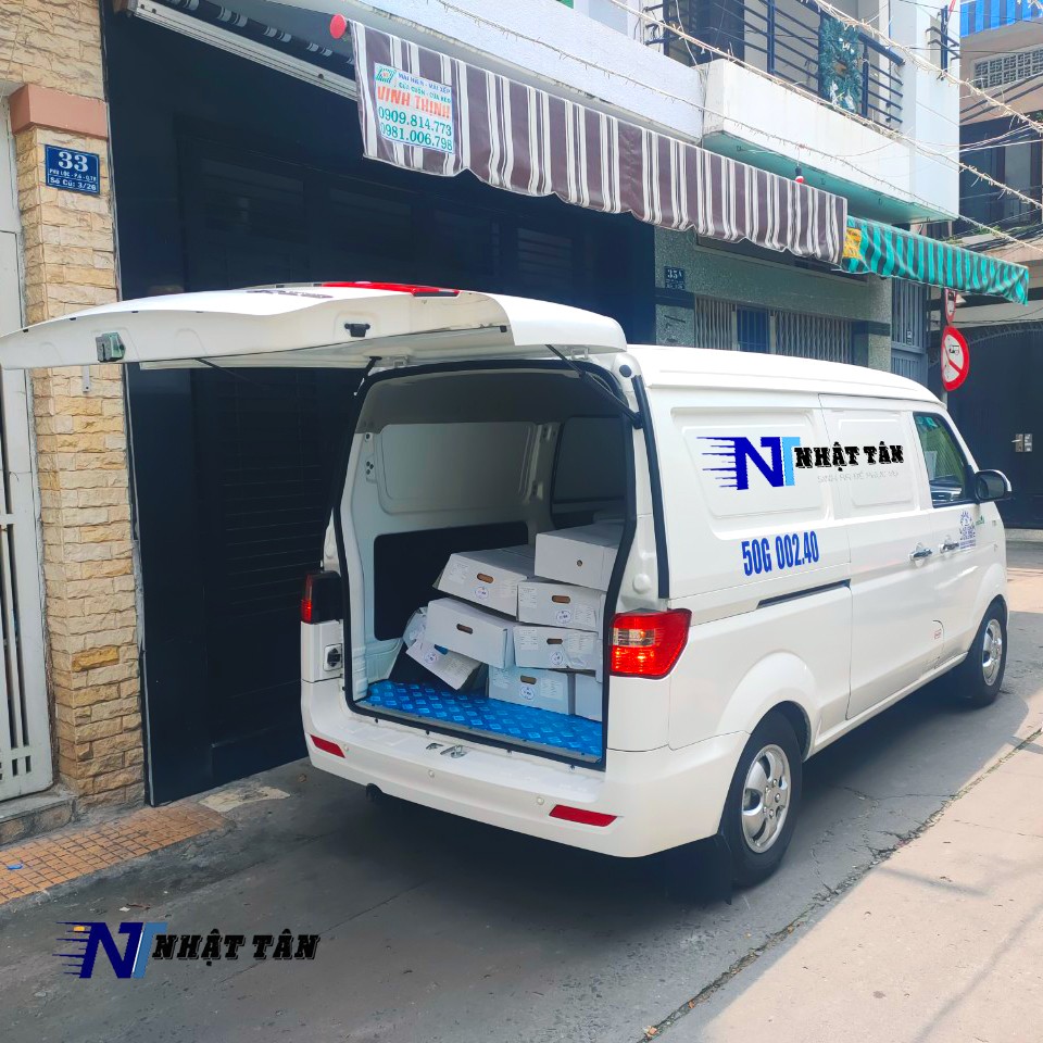 Hình ảnh xe tải chở hàng tại quận Tân Bình
