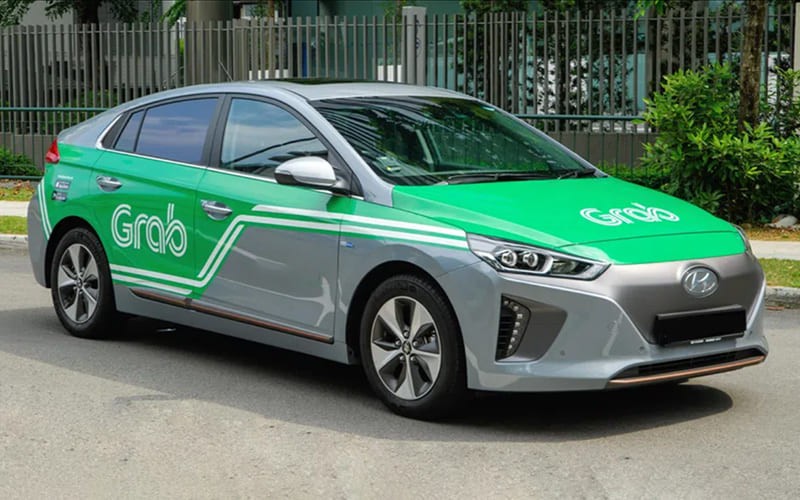 Hình ảnh minh họa các loại xe ô tô phổ biến được phép đăng ký chạy GrabCar tại Việt Nam, bao gồm xe sedan và hatchback cỡ nhỏ, thể hiện sự đa dạng về mẫu mã nhưng đều tuân thủ quy định của Grab.