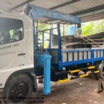 Hình ảnh tổng quan xe cẩu Hino FC gắn cẩu Tadano 5 tấn đời 2006, thể hiện rõ tình trạng xe còn tốt.