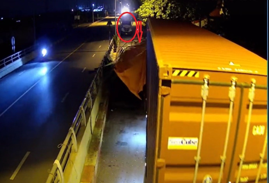 Xe container húc đổ rạp đám cưới giữa đường ở Hải Dương, may mắn không có thương vong về người, cảnh báo nguy cơ tai nạn do dựng rạp lấn chiếm lòng đường