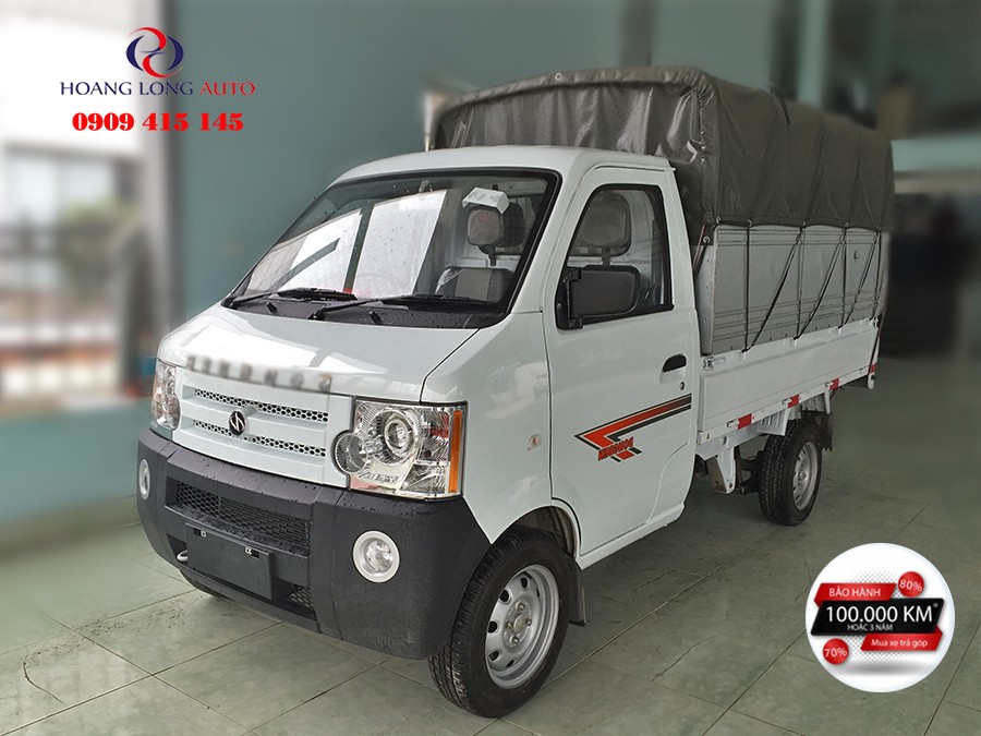 Camion bianco con cassone telonato
