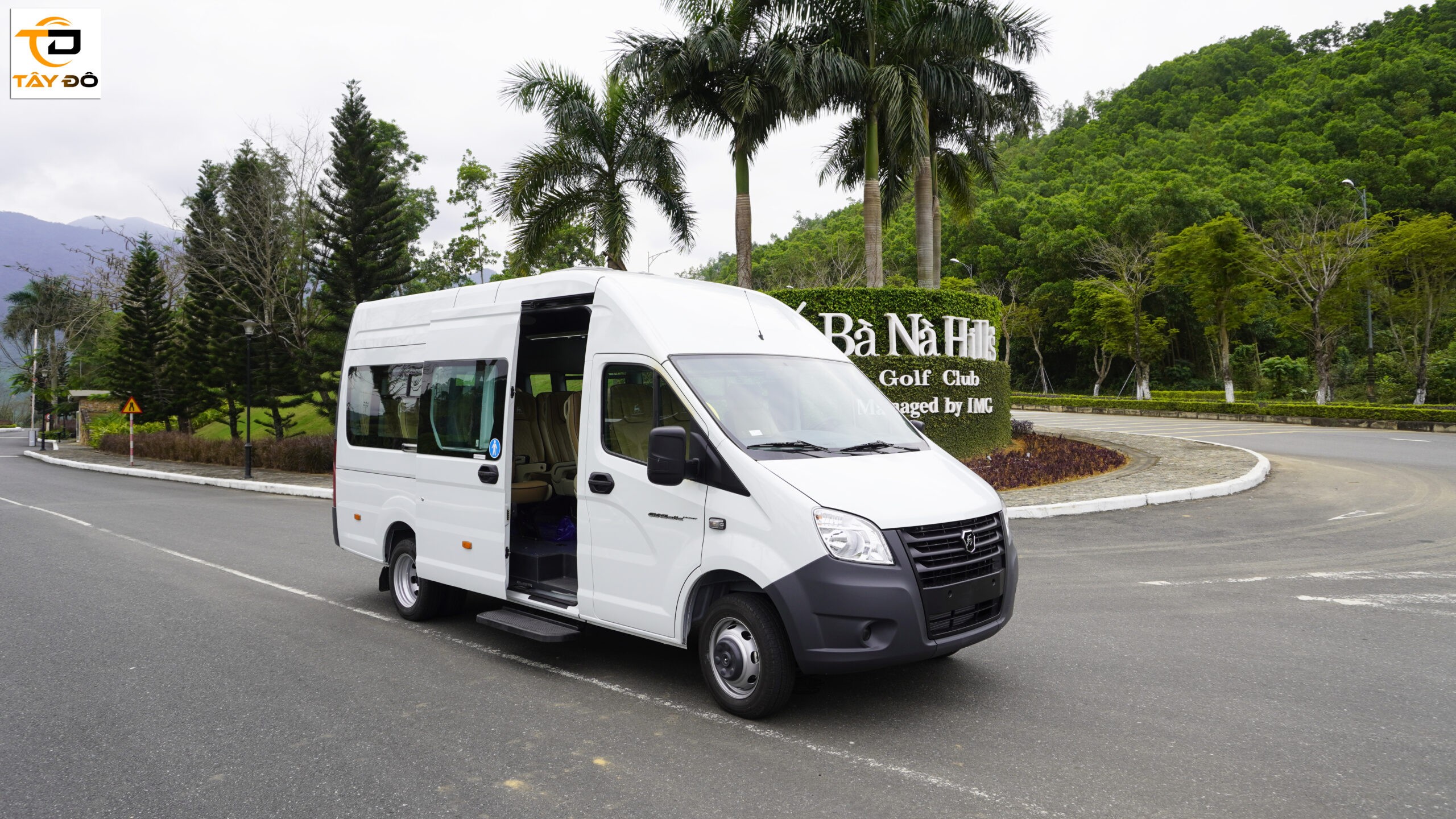 Nahaufnahme des Gaz 16-Sitzer Minibusses in Silber