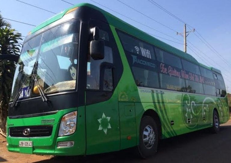 Autocarro Tâm Đức laranja brilhante