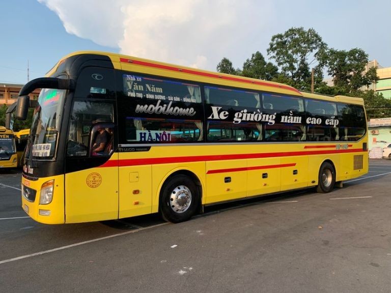 Autocarro Văn Nam amarelo brilhante