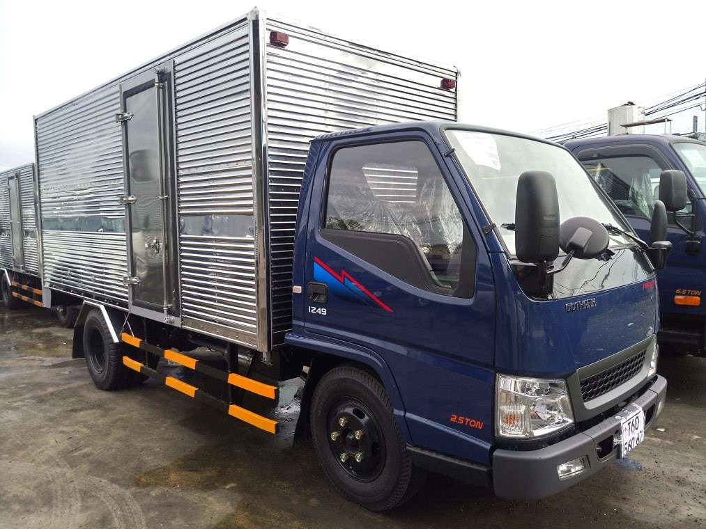 Xe tải IZ49 thùng kín màu xanh