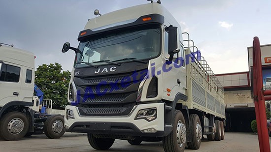 Indrukwekkende voorkant van de cabine van de Jac 5-asser K5 truck