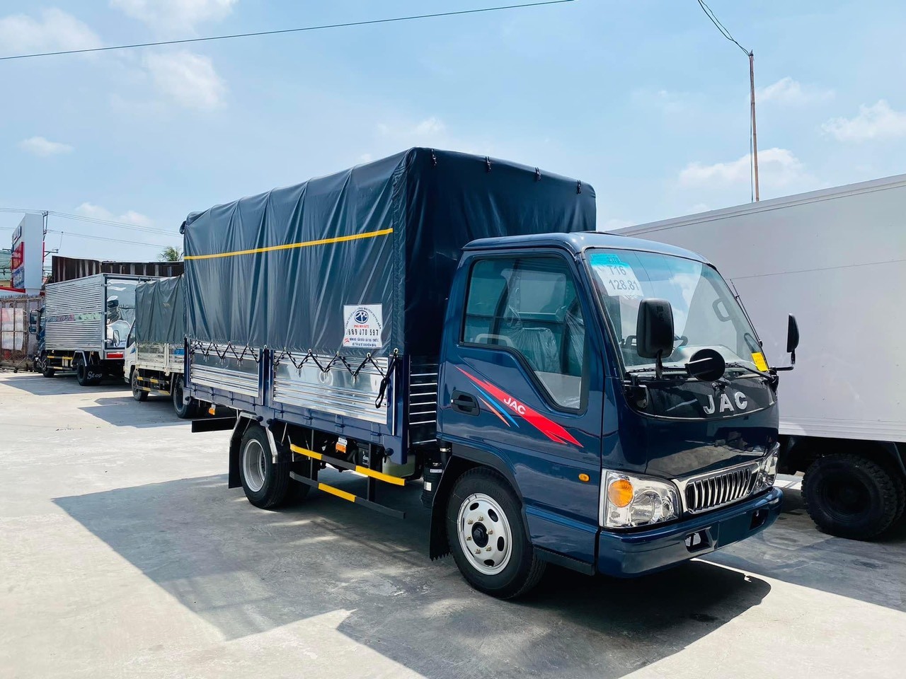 Xe tải JAC L240 tải trọng 2.5 tấn thùng bạt 3.7m vận chuyển hàng hóa vào thành phố