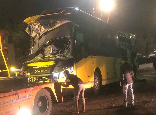 फु येन में ग़िया लाई के बस ड्राइवर द्वारा किए गए गंभीर सड़क दुर्घटना का दृश्य