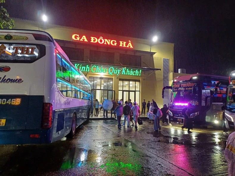 Xe khách phục vụ chuyển tải hành khách tại ga Đông Hà.