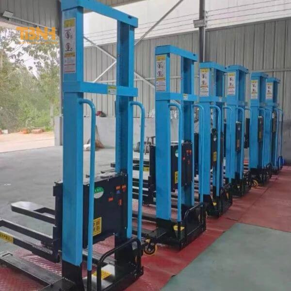 Empilhador autopropulsionado tem várias capacidades de carga, fácil de escolher para camiões plataforma elevatória