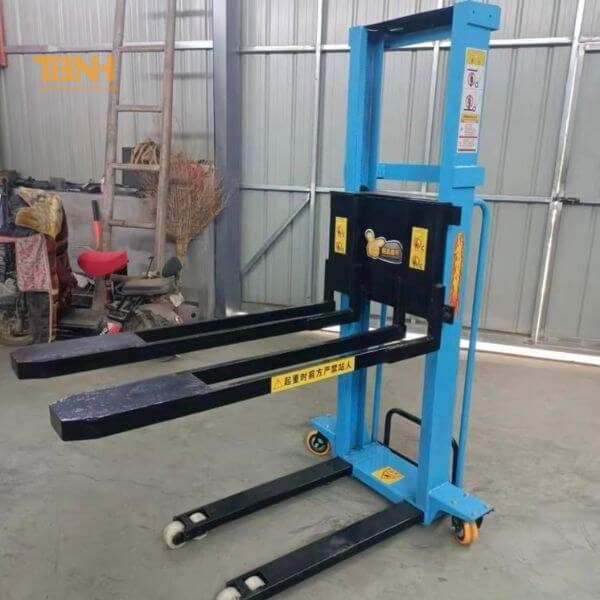Empilhador manual autopropulsionado tem uma estrutura simples, fácil de integrar com camiões plataforma elevatória