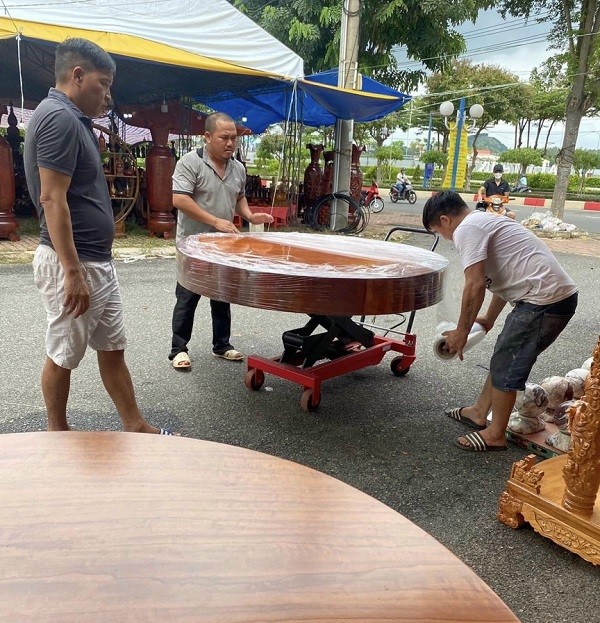 Ứng dụng xe nâng mặt bàn 1000kg trong nâng đồ gỗ nội thất