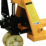 Bánh xe cao su đặc của xe kéo tay bánh to, giúp vượt địa hình gồ ghề