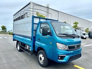 Camión Thaco TF2800 1.9 toneladas furgón transportando mercancías en zona restringida