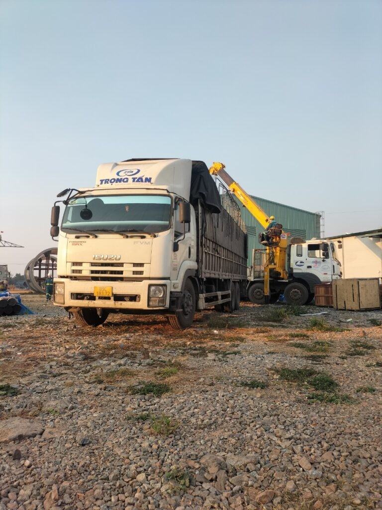 Camion de 15 tonnes transportant des machines de construction, service de transport professionnel, bon prix