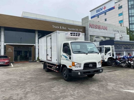 Xe tải 3.5 tấn Hyundai Mighty 75S thùng đông lạnh, phù hợp cho vận chuyển hàng hóa yêu cầu bảo quản nhiệt độ.