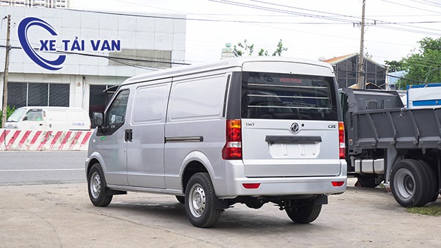 Thùng xe cánh dơi trên xe tải Dongben 860kg giúp bốc dỡ hàng hóa dễ dàng