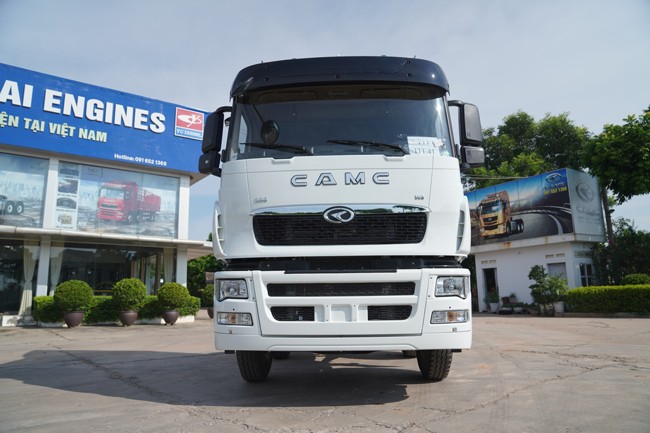 Xe tải thùng 4 chân CAMC mạnh mẽ trên đường trường