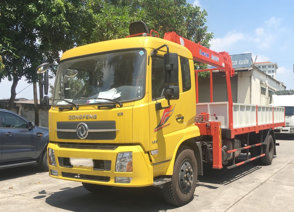 डोंगफेंग B180 ट्रक पर कांगलीम KS1056T/S क्रेन