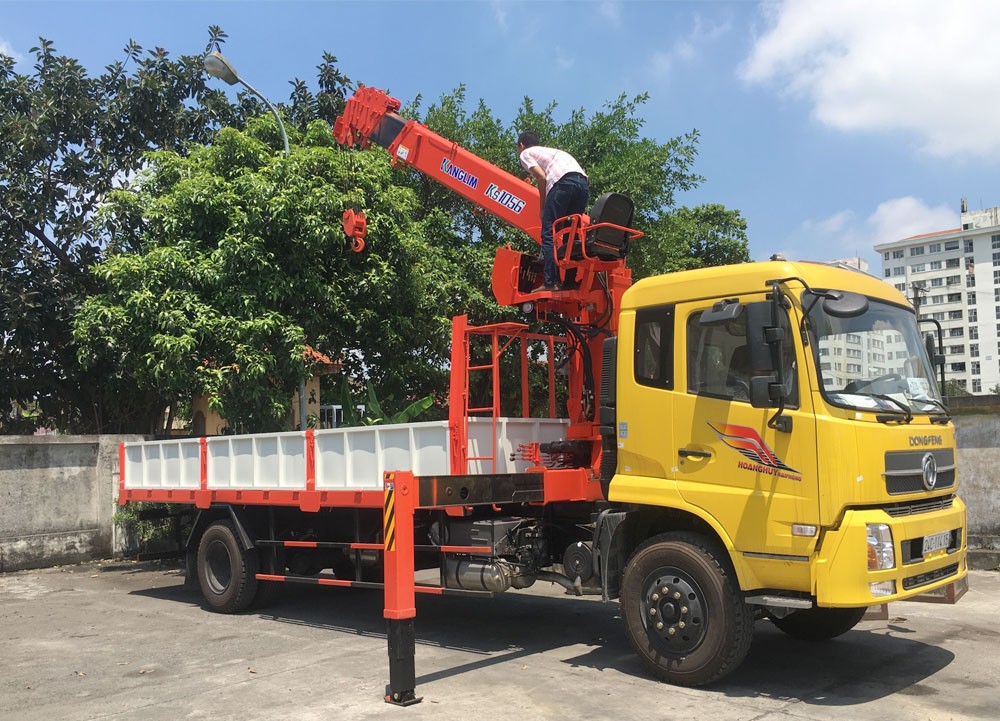 alt text: Xe tải cẩu 5 tấn Dongfeng B180 đang hoạt động