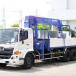 Xe tải cẩu Hino 15 tấn 3 chân 2 cầu thật, nổi bật với khả năng vận hành mạnh mẽ và bền bỉ.