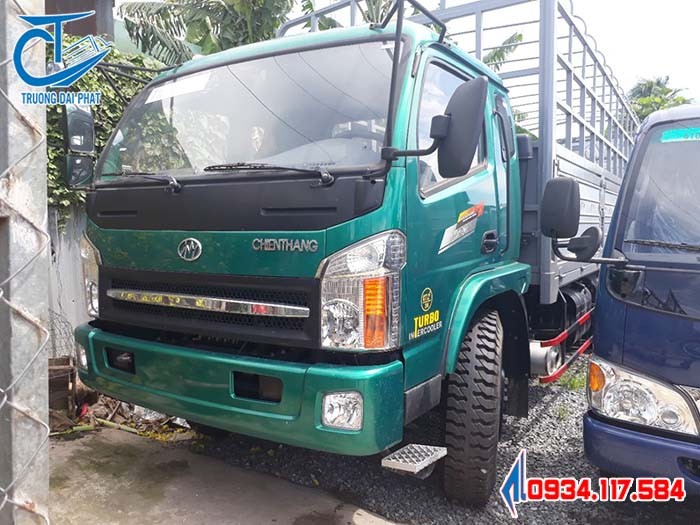 Ảnh chụp ban đêm xe tải Chiến Thắng 7.2 tấn mui bạt với hệ thống đèn halogen chiếu sáng rõ nét