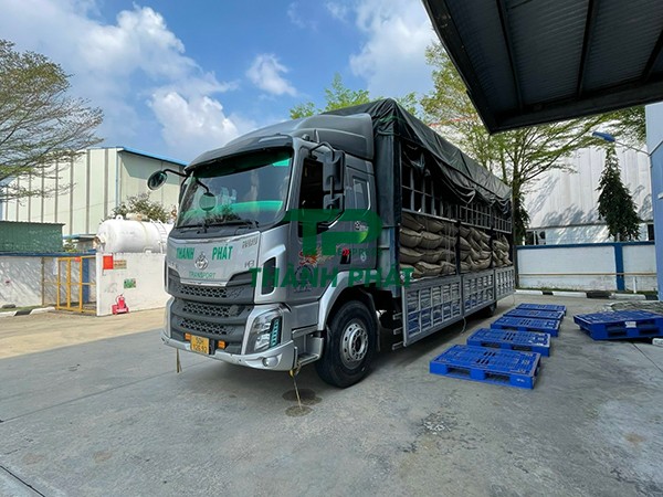 xe tải chở hàng tại Đức Hòa Long An