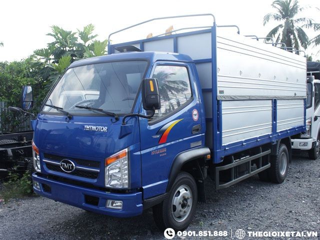 xe tải TMT 2.4 tấn trang bị cụm đèn pha halogen và đèn sương mù tăng cường chiếu sáng