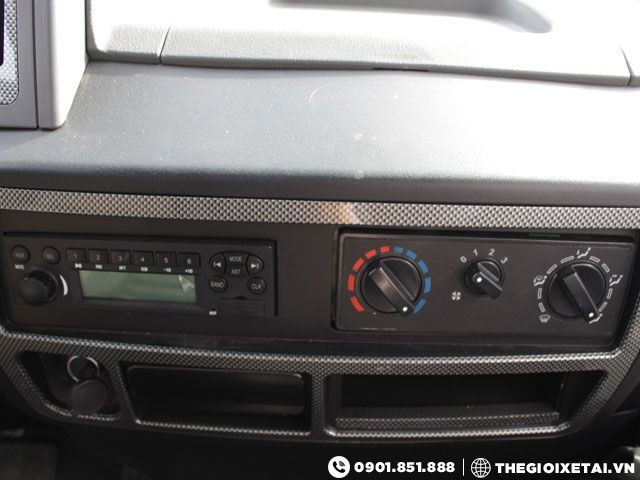 bảng điều khiển trung tâm xe tải TMT 2.4 tấn thiết kế khoa học dễ thao tác