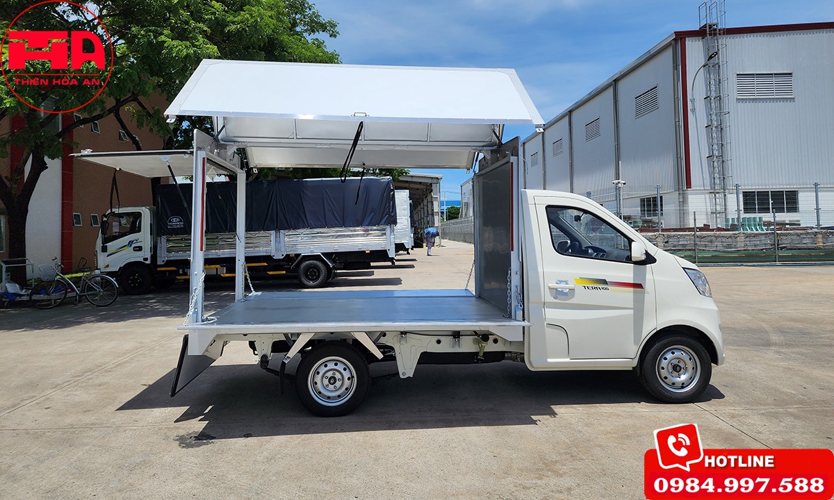 alt text: Xe tải Tera 100 thùng kín cánh dơi màu trắng