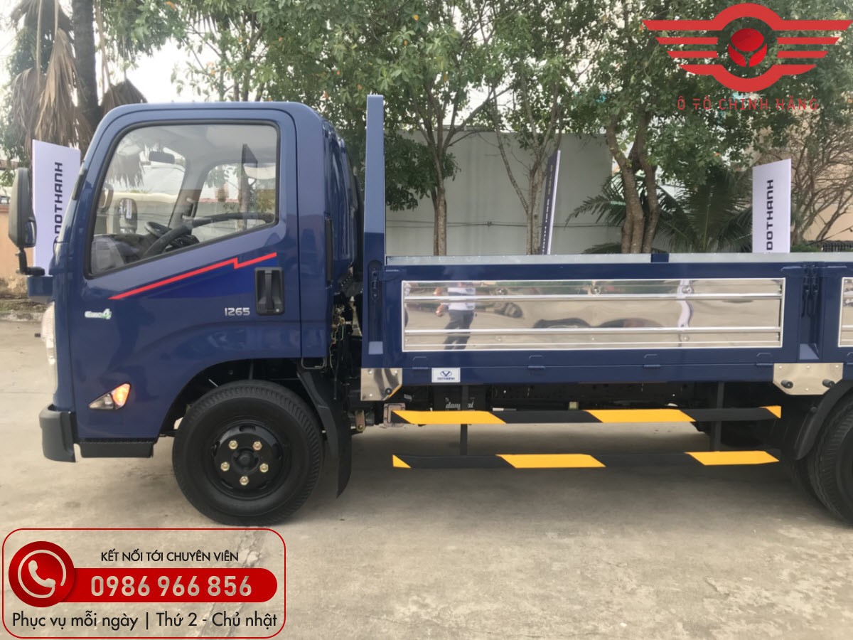 Image arrière du camion plateau Dothanh IZ65 Gold 3.5 tonnes