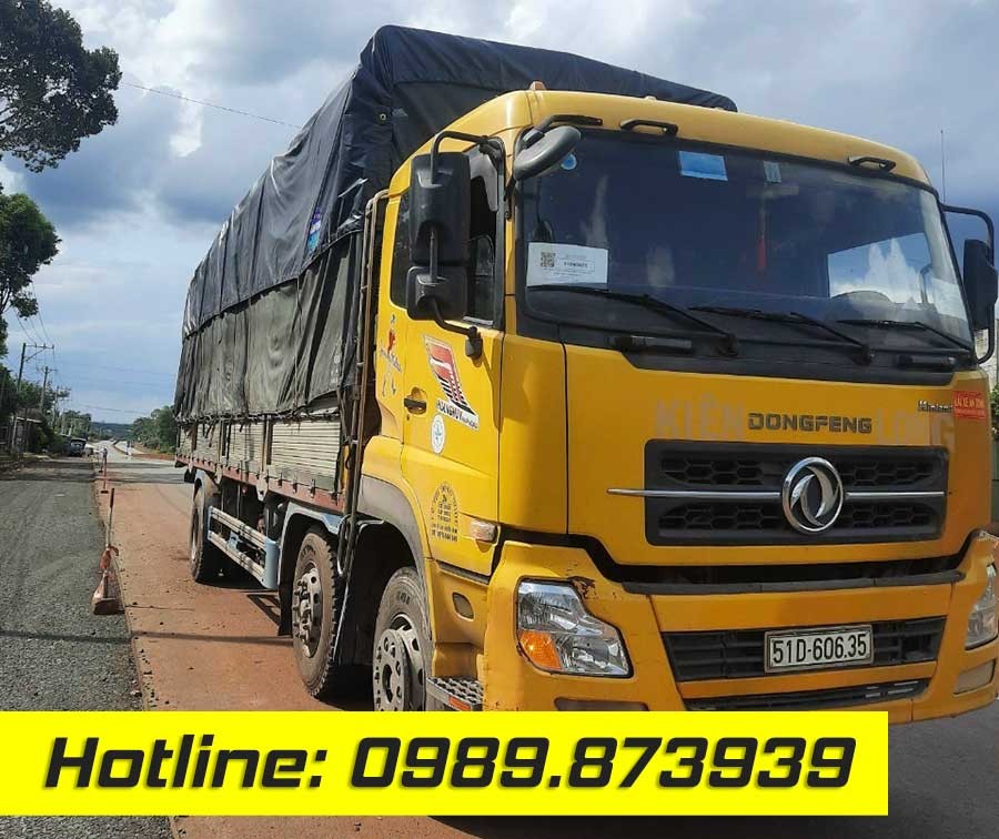 Camion Dongfeng 2 essieux directeurs d'occasion modèle 2013 avec une bâche et des ridelles en tôle, illustrant les gammes de camions Dongfeng 2 essieux directeurs et 3 essieux d'occasion