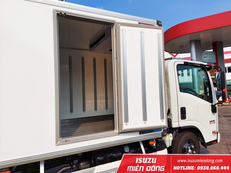 Detailed view of the refrigerated body of Isuzu NMR 310 truck