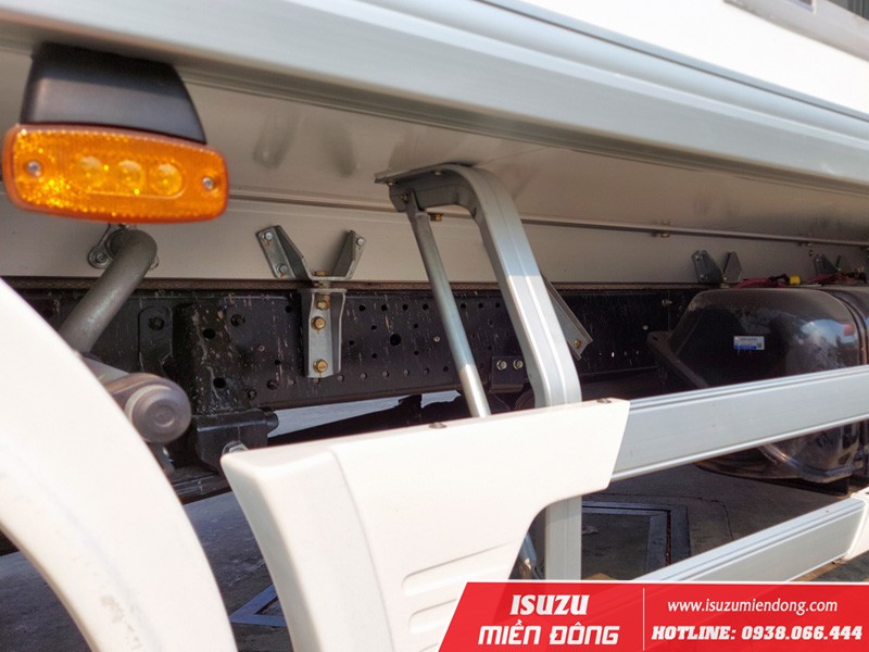 Rear doors of the Isuzu NMR 310 refrigerated truck body