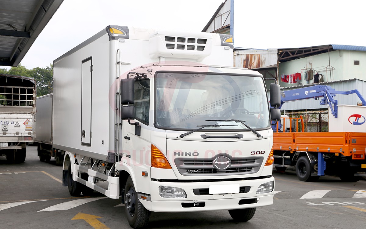 Camión frigorífico transportando alimentos frescos