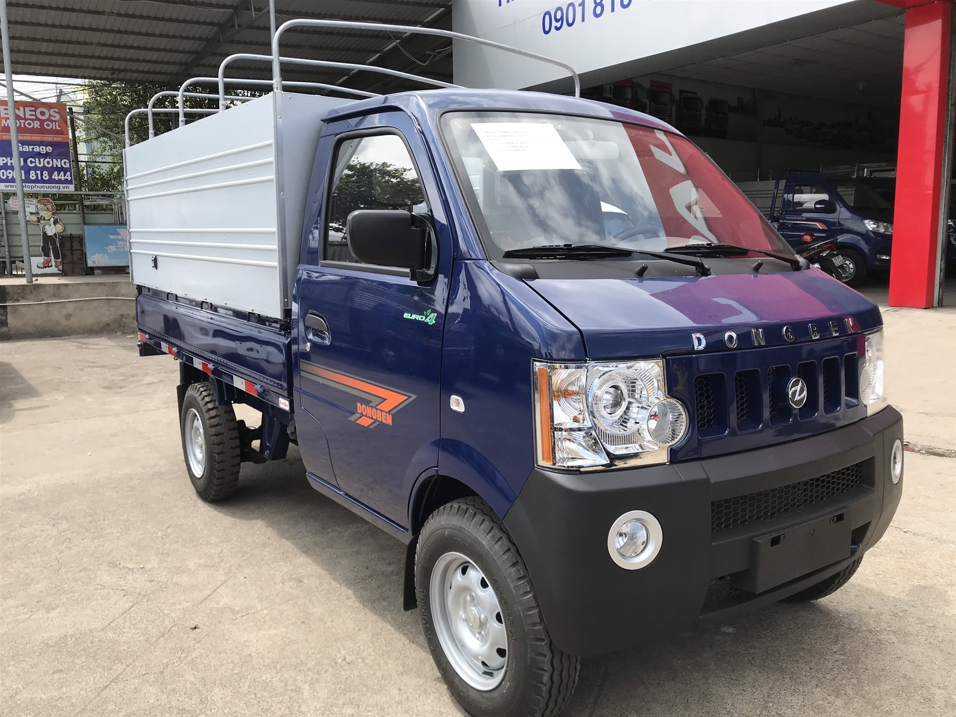 Dongben K9 货车，停在路边，适合运输各种货物