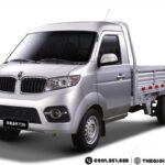 Mặt trước xe tải Dongben T30 thùng lửng với thiết kế cabin nhô ra, lưới tản nhiệt và cụm đèn pha bi-xenon