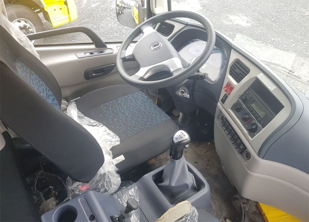 Interior de la cabina del camión Dongfeng B180