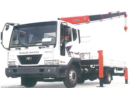 Hình ảnh xe tải cẩu tự hành Hino tại bãi xe